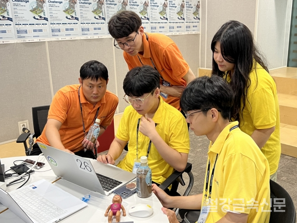 2023 AI Youth Challnege’에 참여했던 학생들이 포스코DX AI엔지니어들로부터 멘토링을 받고 있다. 포스코DX 제공.