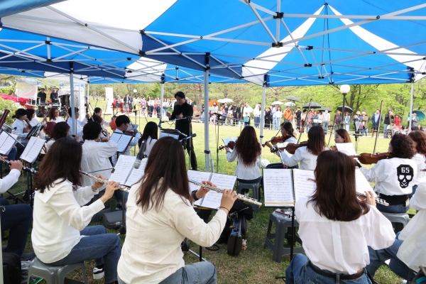 지난 20일, 포항제철소가 포항 호텔 영일대 호수공원에서 ‘찾아가는 클래식 영일대 블라썸 연주회’를 진행했다. 포스코 제공.