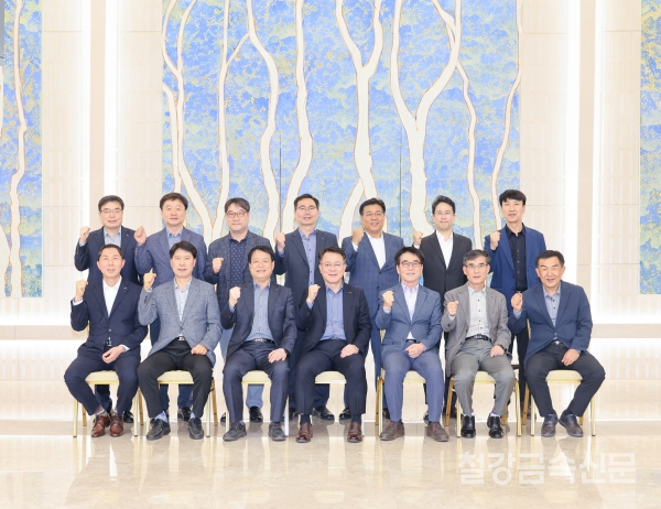 포항제철소 천시열 소장이 포항제철소에서 근무하는 명장들과 취임 후 첫 간담회를 가졌다. 포스코 제공.