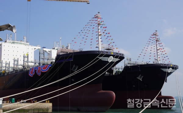 대한조선 8,000TEU급 컨테이너선 3척 동시 명명식 행사 모습(왼쪽부터HN4009,4010,4011). 대한조선 제공.