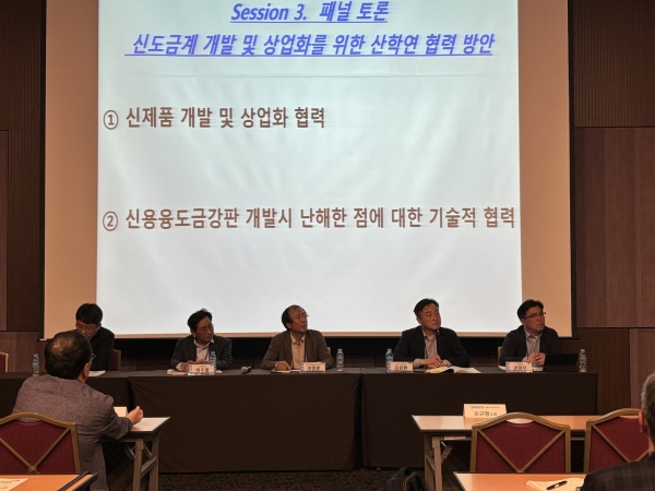 25일 오후 창원컨벤션센터에서 '신도금계 개발 및 상업화를 위한 산학연 협력 방안' 패널 토론이 열리고 있다. (왼쪽부터) 이규영 포스코 기술연구원 자동차소재연구소장, 허주열 고려대학교 신소재공학부 교수, 이명훈 한국해양대학교 기관시스템 공학부 교수, 김효환 포스코스틸리온 제품기술실장, 권태우 현대제철 판재개발실 상무