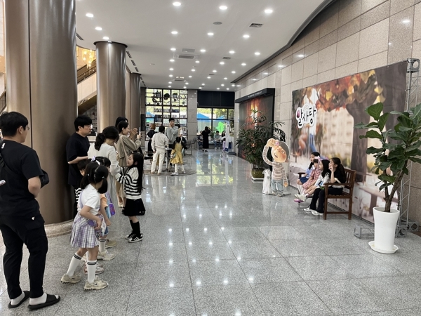 지난 27일, 백운아트홀 로비에서 ‘알사탕’ 공연을 앞두고 관람객들이 기념사진을 촬영하고 있다. 포스코 제공.