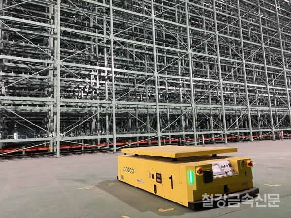 자재를 무인으로 운반하는 AGV(무인운반로봇). 포스코DX 제공.