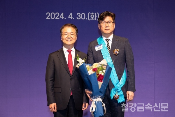 30일 개최된 2024년 근로자의 날 유공 정부포상 시상식에서 이선동 포스코명장이 금탑산업훈장을 수상하고 기념사진을 촬영하고 있다. (왼쪽) 이정식 고용노동부 장관 (오른쪽) 이선동 포스코명장. 포스코 제공.