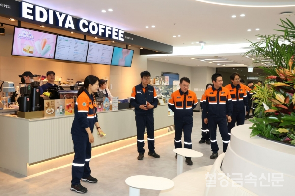 행사 참석자들이 새단장한 비즈니스홀을 둘러보고 있다. 포스코 제공.