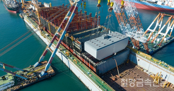 한화오션이 세계 최초로 2만4,000TEU급 이중연료 추진 초대형 컨테이너선에 고망간강 LNG 연료탱크를 탑재하고 있다. 한화오션 제공.