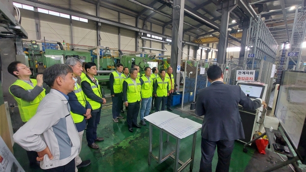 파스너조합의 ‘2024년 제11회 조합원사 CEO교류회’ 중 진행된 프론텍 스마트공장 투어. (사진=파스너조합)