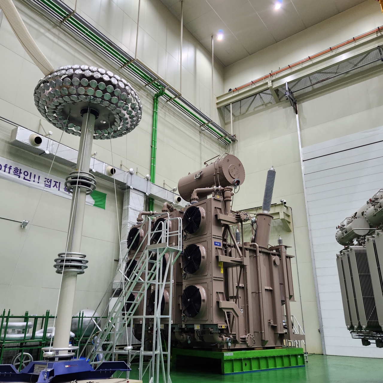 LS일렉트릭 부산사업장에서 초고압 변압기 수출을 앞두고 최종 시험을 하는 모습