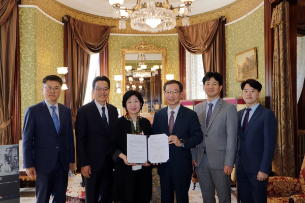 포스코인터내셔널과 국외소재문화유산재단이 ‘미국 소재 K-공유유산의 현지홍보와 가치확산을 위한 업무협약’을 체결하고 함께 기념촬영을 하고 있다. 좌로부터 김정훈 주워싱턴한국문화원장, 김학조 주미대한민국대사관 공공외교공사, 김정희 국외소재문화유산재단 이사장, 박진우 포스코인터내셔널 북미지역 총괄법인장. (사진=포스코인터내셔널)