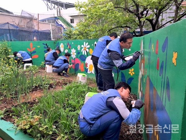 지난 24일, 광양제철소 발로차봉사단이 광영사랑요양원 벽화도색 작업을 진행했다. 포스코 제공.
