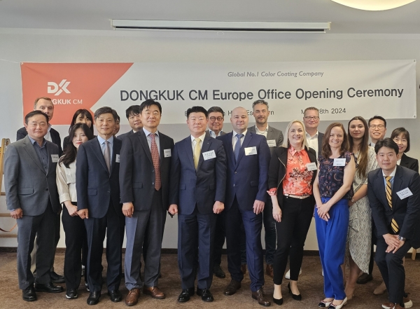 동국씨엠 독일 유럽 지사 개소식에 참여한 내외빈들이 기념사진을 촬영하고 있다./ 동국씨엠 제공