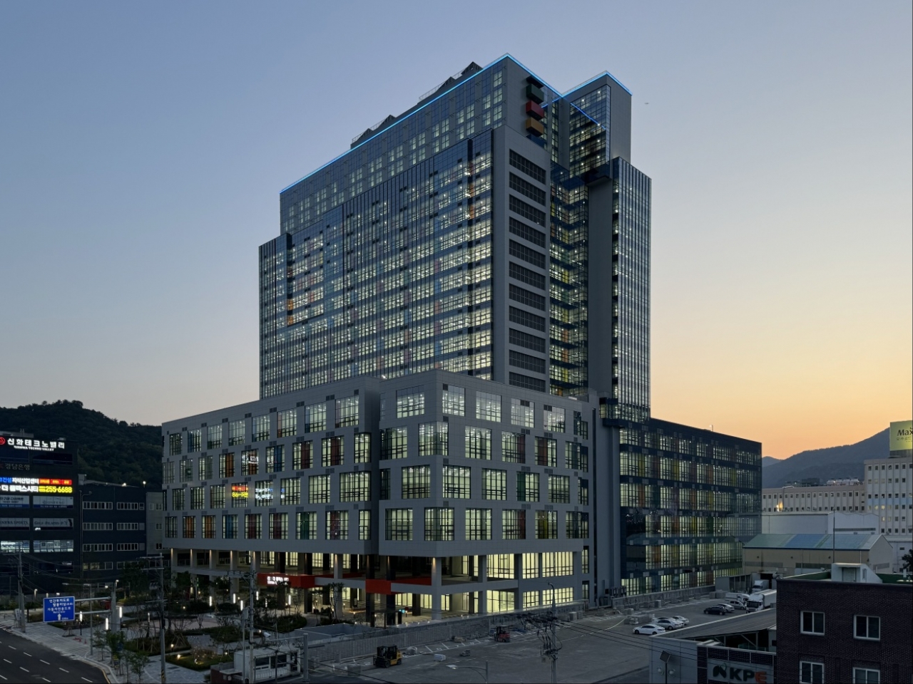 창원국가산업단지의 첨단 스마트화의 첨병으로 기대되는 '신화 더 플렉스 시티'가 5월 29일 준공했다.