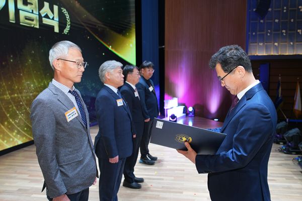 디씨에스이엔지 최인성 대표이사(좌)의 ‘제59회 발명의 날’ 동탑산업훈장 수상 모습. (사진=용접조합)