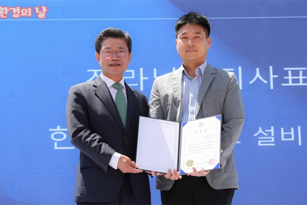 지난 1일, 광양제철소 농기계수리 전문봉사단이 ‘세계환경의날’ 맞이 광양 한마당행사에서 전남도지사 표창을 수상했다. 사진 왼쪽부터 정인화 광양시장, 한영민 광양제철소 설비기술부 리더. 포스코 제공.