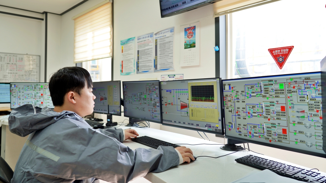 영풍 석포제련소 폐수 재이용 시설 DCS 룸에서 한 직원이 통합 시스템으로 설비를 제어하고 있다.