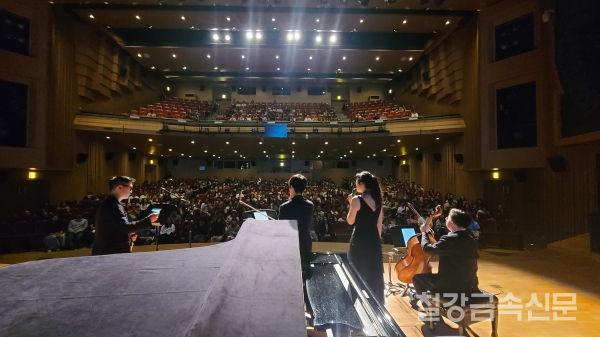 '피아니스트 안인모의 클래식 크루즈' 3탄 '클래식 플레이리스트' 공연 장면. 포스코 제공.