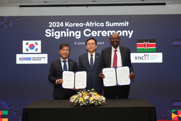 왼쪽부터 김병관 한국수입협회장, 정인교 통상교섭본부장, 프란시스 가타레 르완다 개발청장. (사진=수입협회)