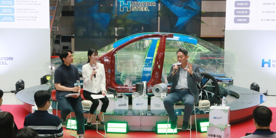 현대제철 서강현 사장(사진 맨 오른쪽)이 지난 5일 당진제철소 기술연구소 1층 로비에서 진행된 '타운홀 미팅'에서 직원들과 대화의 시간을 가지고 있다./ 현대제철 제공