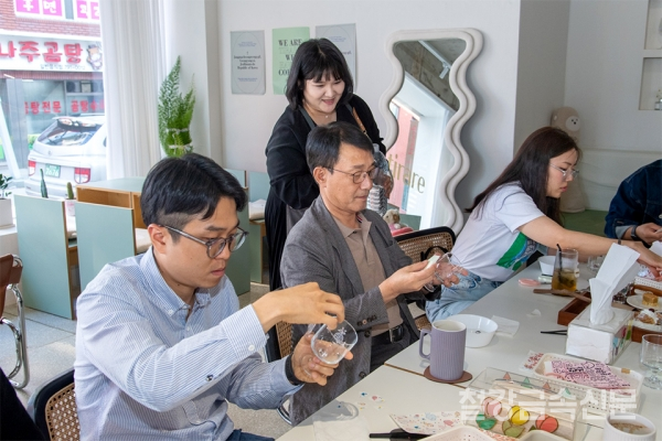 지난 10일, 이동렬 광양제철소장(왼쪽 두번째)이 젊은 직원들과 함께 ‘나만의 유리컵 만들기’ 액티비티를 진행하고 있다. 포스코 제공.