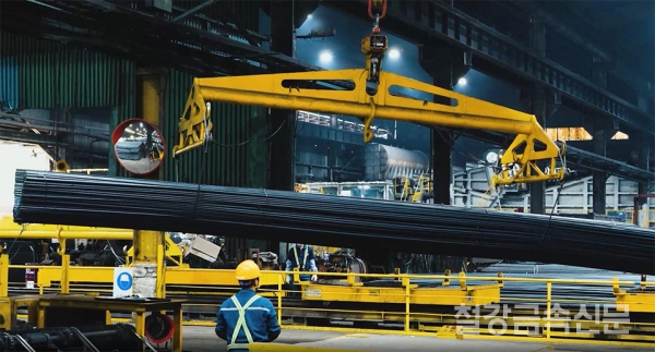 경북 포항 화진철강 공장에서 작업자가 크레인으로 철근을 옮기고 있다. 포스코DX 제공.