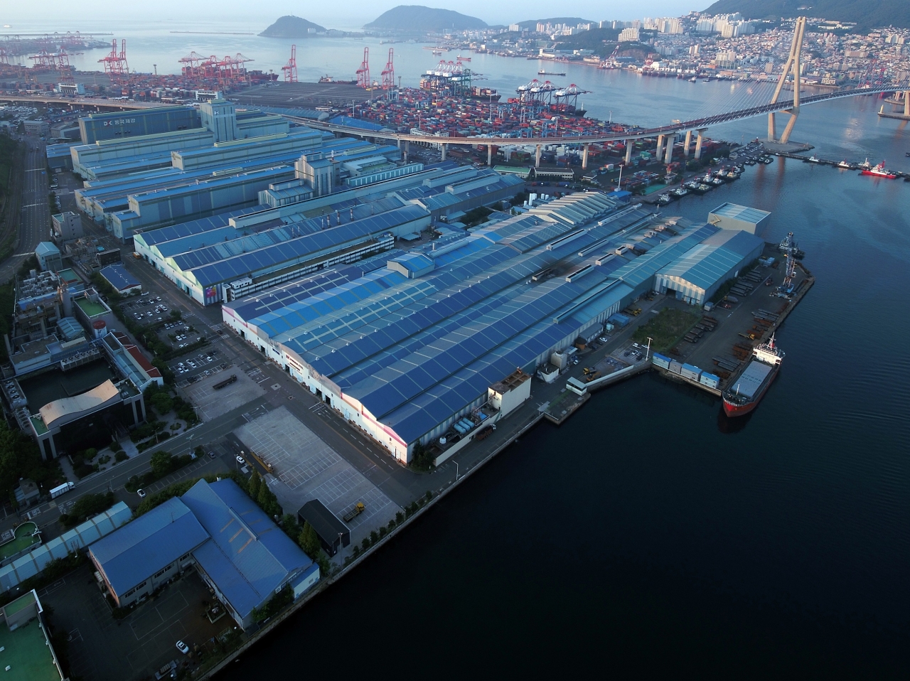 동국씨엠 부산공장 전경. 이 공장에서는 연 면적 35만3326㎡(약 11만평) 규모로 연간 기준 냉연도금제품 170만t, 컬러강판 85만t이 생산된다. 생산량으로 따지면 단일 공장 기준 세계 최대 수준이다./ 동국씨엠