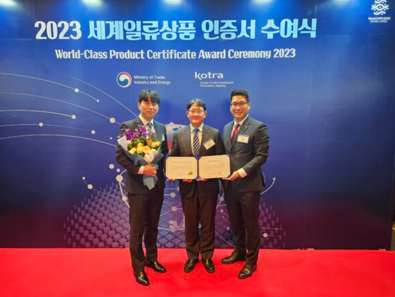 지난 11월 개최된 2023 세계일류상품 인증 수여식에서 KG스틸 임직원들이 기념사진을 촬영하고 있다./KG스틸