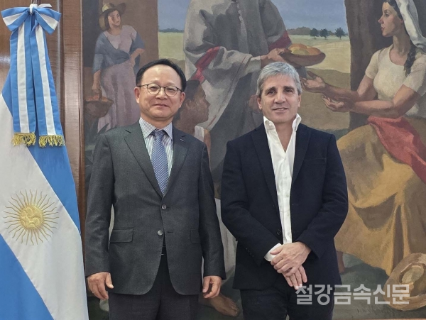 6월 12일 아르헨티나 부에노스아이레스에서 포스코홀딩스 정기섭 사장(왼쪽)이 아르헨티나 루이스 카푸토(Luis Caputo) 경제부 장관을 만나 이차전지용 리튬 사업 협력을 논의했다. 포스코홀딩스 제공.