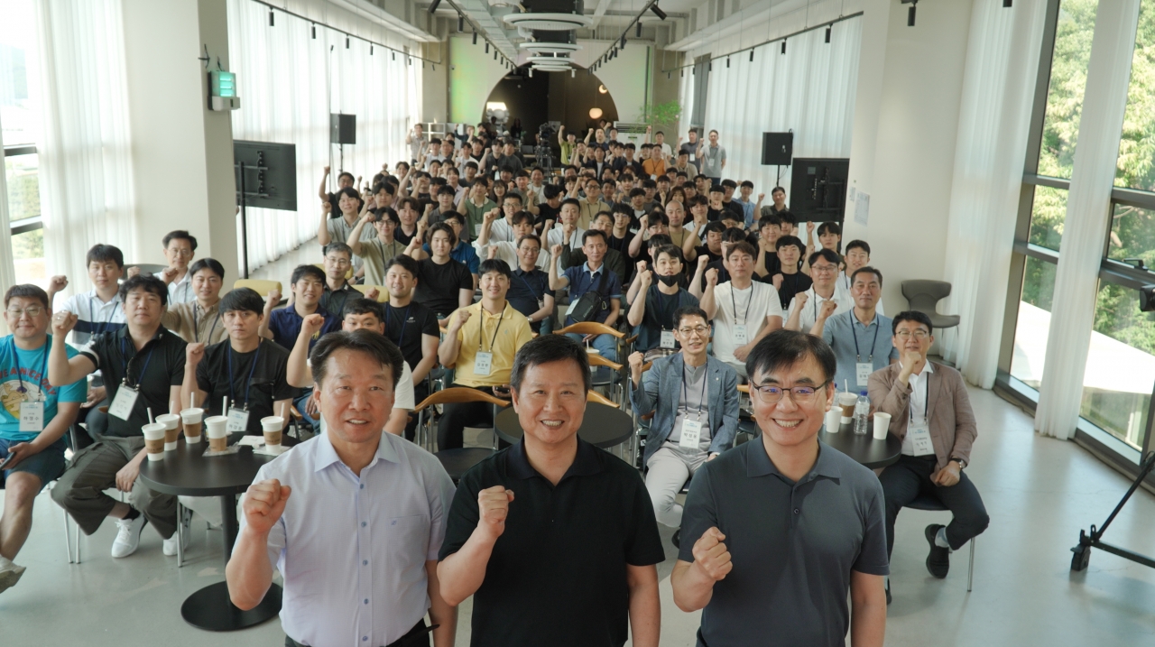 (사진 앞 줄 왼쪽부터) 지속가능경영부문 정무경 사장,  TD 사업부문 박기덕 사장, 제련기술부문 정태웅 사장이 지난 13일 열린 'KZ이음의 장' 행사에서 직원들과 기념촬영을 하고 있다.