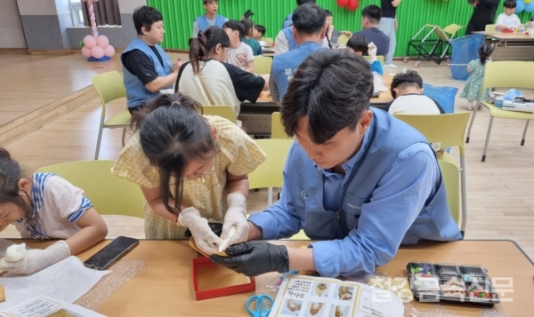 포스코1%나눔재단이 2019년부터 운영해 온 ‘Change My Town' 사업을 올해부터 사업 규모와 지역을 확대해 다양한 나눔 활동을 실천한다. 사진은 포스코퓨처엠 직원들이 광양 소재 장애인복지관에서 장애아동과 함께 과자집을 만드는 모습. 포스코 제공