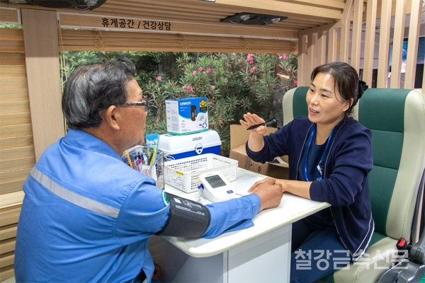 광양제철소 근로자들이 찾아가는 안전버스에서 건강진단을 받으며 상담을 진행하고 있다. 포스코 제공.