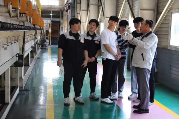 삼흥열처리 남능열 전무가 참가자들에게 열처리 공정에 대해 설명 중이다. (사진=철강금속신문)