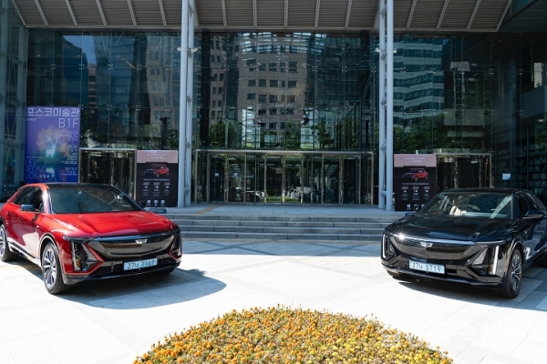 포스코그룹의 이차전지소재와 철강제품이 대거 적용된 캐딜락 럭셔리 전기차 '리릭'의 국내 출시를 맞아 포스코그룹과 GM이 26일 서울 강남구 포스코센터에서 리릭을 전시하고, 공동 프로모션 행사를 개최했다. 포스코퓨처엠 제공.