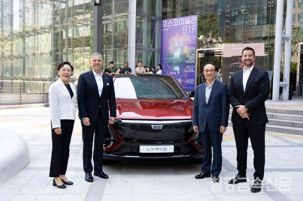 포스코그룹의 이차전지소재와 철강제품이 대거 적용된 캐딜락 럭셔리 전기차 '리릭'의 국내 출시를 맞아 포스코그룹과 GM이 26일 서울 강남구 포스코센터에서 리릭을 전시하고, 공동 프로모션 행사를 개최했다. 왼쪽부터 서유란 포스코 자동차소재마케팅실장, 헥터 비자레알 GM 한국사업장 사장, 유병옥 포스코퓨처엠 사장, 토미 호세아 GM 해외사업부문 구매 및 공급망 담당 부사장. 포스코퓨처엠