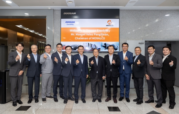 두산에너빌리티 창원 본사를 방문한 필리핀 최대 전력기업 메랄코(Meralco)의 마누엘 베레즈 판길리난 회장(우측 6번째)과 두산에너빌리티 정연인 부회장(좌측 6번째), 김정관 마케팅부문장(좌측 5번째) 등 관계자들이 기념촬영을 하고 있다. (사진=두산에너빌리티)