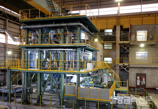 포스코가 개발중인 전기용융로(ESF) 시험설비 전경. 전기용융로(ESF)는 전기아크로(EAF)의 단점을 보완하여 저품위 직접환원철(DRI)로부터 고급 철강 제품의 쇳물(용선) 생산이 가능하다. 포스코홀딩스 제공.