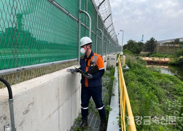 포항제철소 직원이 풍수해 대비 냉천 제방둑 상태를 점검하고 있다. 포스코 제공.