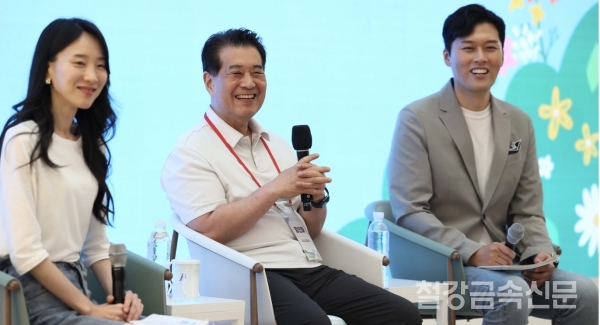 1일 포항에서 열린 타운홀미팅에 참석한 포스코그룹 장인화 회장(가운데)이 직원들의 의견에 밝은 미소로 화답하고 있다. 포스코홀딩스 제공.