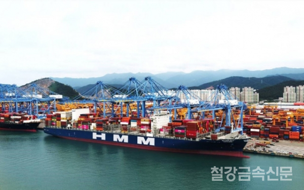 사진은 1만1,000TEU급 컨테이너선 ‘HMM 블레싱호’. HMM 제공.