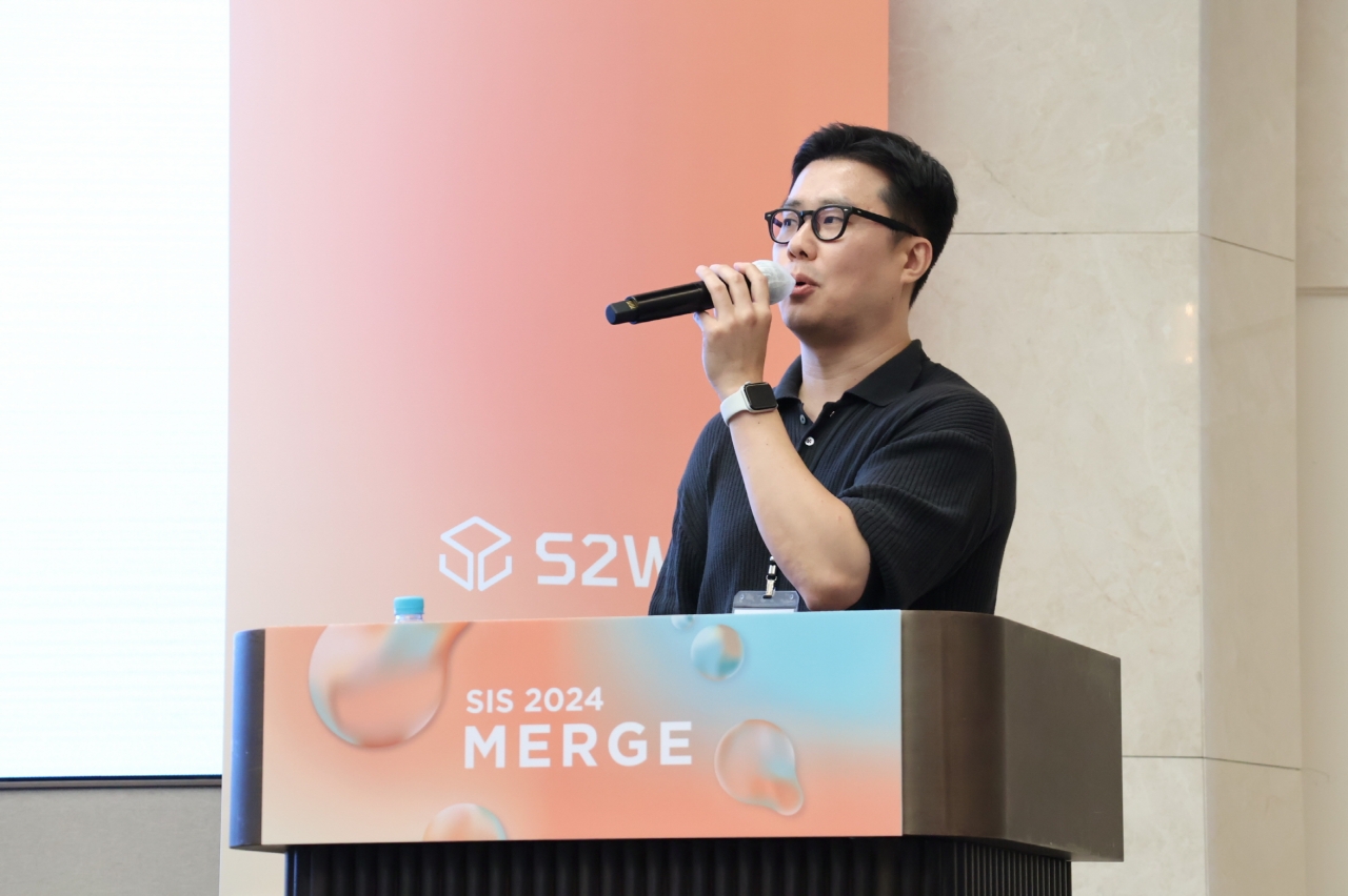 ‘SIS 2024 MERGE: AI와 보완의 미래’ 컨퍼런스에 참석한 한동윤 현대제철 데이터 전략팀 책임이 AI기반 기업용 지식정보 플랫폼 도입과 활용 사례를 주제로 발표하고 있다./S2W