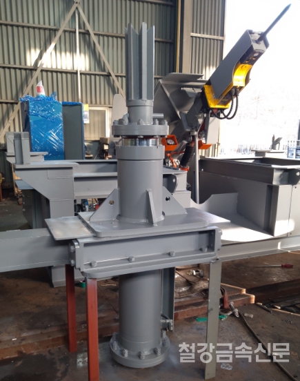 포스코와 태영이엔지가 공동으로 개발한 지금 제거 장비. 포스코 제공.