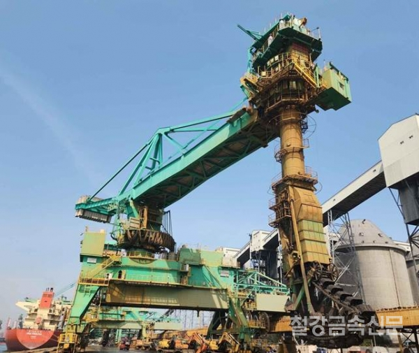 포스코플로우에서 제공한 CSU(Continuous Ship Unloader,연속식 하역기), 포스코플로우 제공.