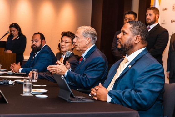 마이크를 들고 발언중인 글레그 애보트 텍사스 주지사와 옆(사진 왼쪽)에서 설명을 듣고 있는 세아창원특수강 이정훈 대표