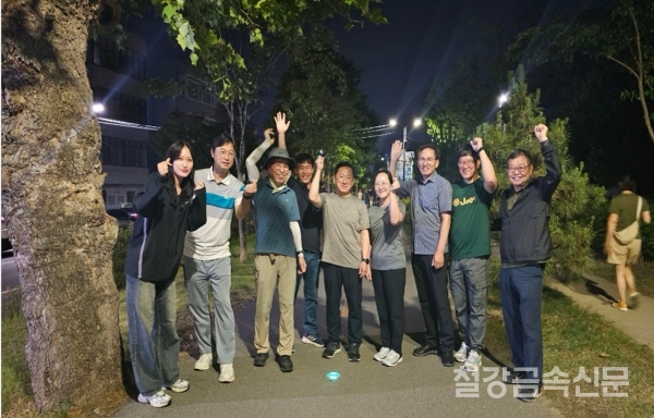 ‘워킹&토킹 챌린지’에 참여한 기술연구원 임직원들이 포항 산책로에서 만나 단체 사진을 찍고 있다. 포스코 제공.