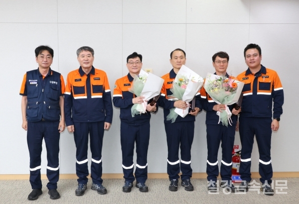 포스코가 2024년 올해의 포스코 명장으로 포항 안전방재그룹 서정훈 과장, 포항 EIC기술부 이원종 파트장, 광양 제선설비부 정원채 파트장을 선정했다. 사진은 왼쪽에서부터 김성호 포스코노동조합 위원장, 이시우 포스코 대표이사 사장, 서정훈 과장, 이원종 파트장, 정원채 파트장, 이본석 포스코 노경협의회 전사 근로자 대표. 포스코 제공.