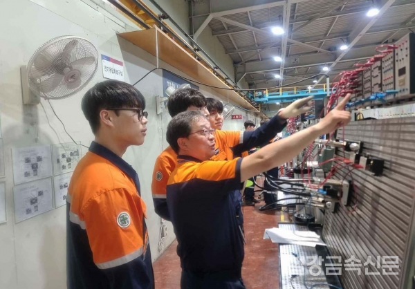 신입사원 대상 유압교육을 실시하고 있는 장면. 포스코 제공.