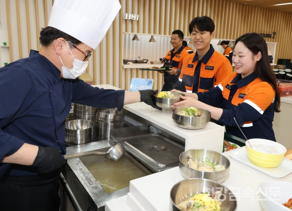 7월 15일 초복을 맞아 포항제철소 구내식당에서 제공하는 보양 점심특선을 직원들이 배식 받고 있다. 포스코 제공.