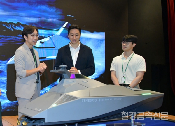 정기선 HD현대 부회장이 미래기술원 연구원들로부터 팔란티어와 공동개발 중인 무인수상정(USV) ‘테네브리스’에 대한 설명을 듣고 있다. HD현대 제공.
