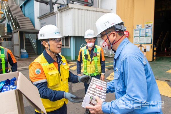 이동렬 광양제철소장이 현장 최일선에서 땀흘리는 직원들 격려에 나섰다. 포스코 제공.