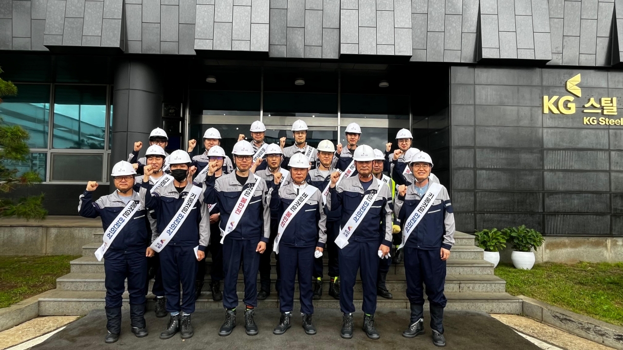 ​​​​​​​지난 17일 KG스틸 임직원들이 충남 당진공장에서 현장 안전점검을 실시한 후 기념촬영하고 있다./ KG스틸