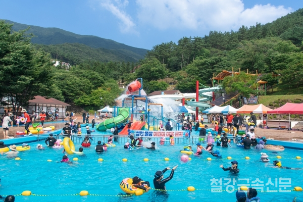 광양제철소 백운산수련원이 하계 시즌을 맞아 오는 27일부터 야외수영장 등 휴양시설을 개장한다. 사진은 지난해 하계 시즌 동안 백운산수련원 야외수영장에서 시민들이 물놀이를 즐기는 모습. 포스코 제공.